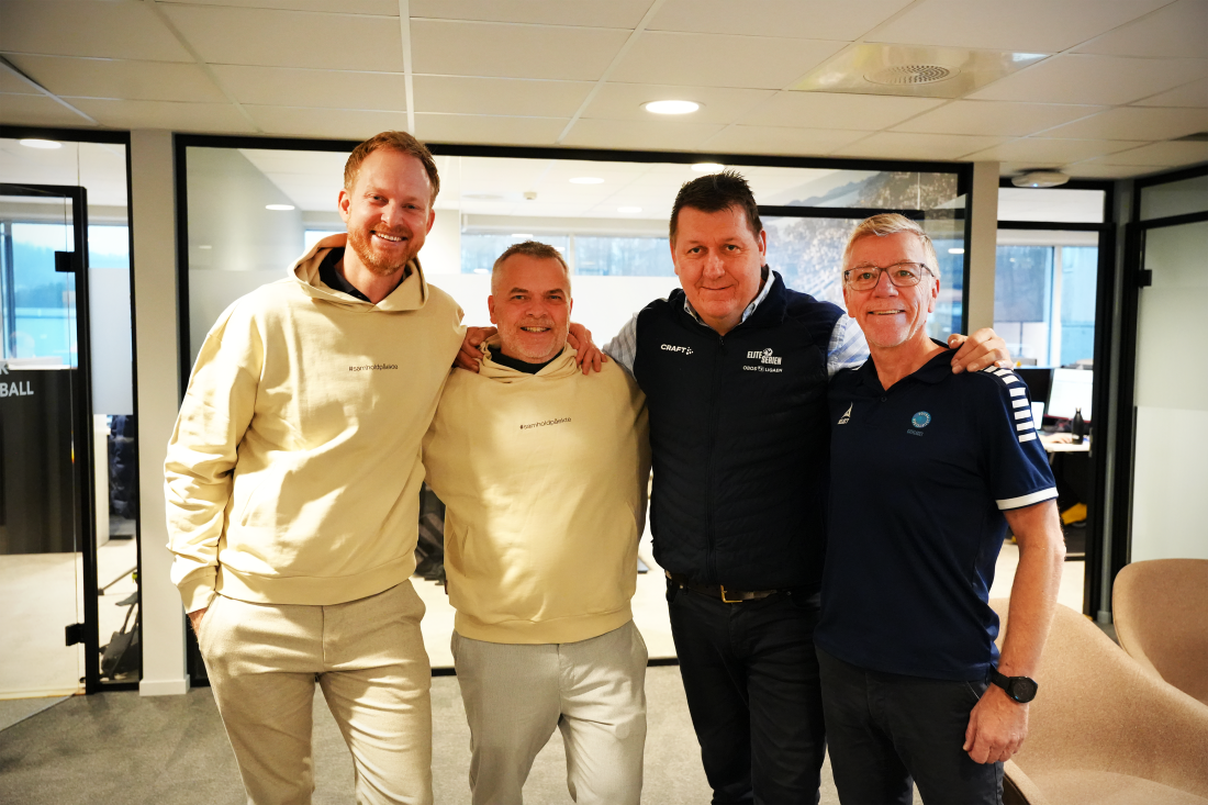 Samhold på ekte. Fair-lederne Christian Aandalen og Rune Heimstad fant seg fort til rette i gatelagsgenseren. Her sammen med Pål Breen og Arne Knoph da avtalen ble klar. Foto: Sondre Lund Edvardsen