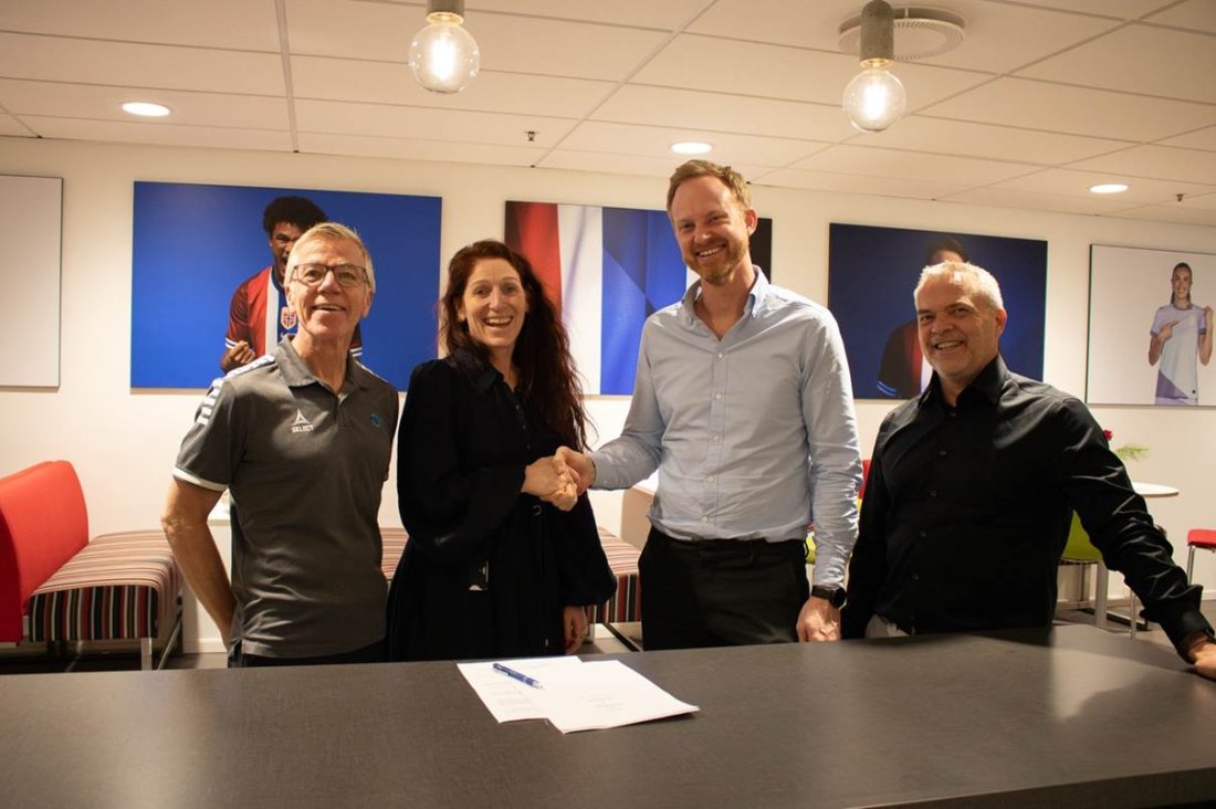 <em>Signerte på Ullevaal. Fra venstre: Arne Knoph og Lise Klaveness på vegne av Fotballstiftelsen, Christian Aandalen og Rune Heimstad fra Fair Group. Foto: Fair Group</em>