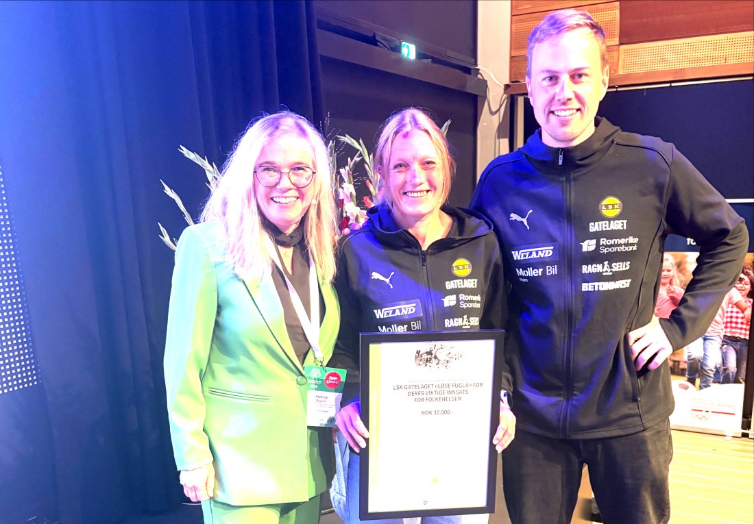 LSK-spiller Linda Bakke Jensen med det synlige beviset på at LSKs gatelag fikk 32 000 kroner fra Folkehelsekonferansen 2026. Til venstre Annica Øygard, leder for Folkehelsekonferansen, til høyre hovedtrener Vidar Gundersen.