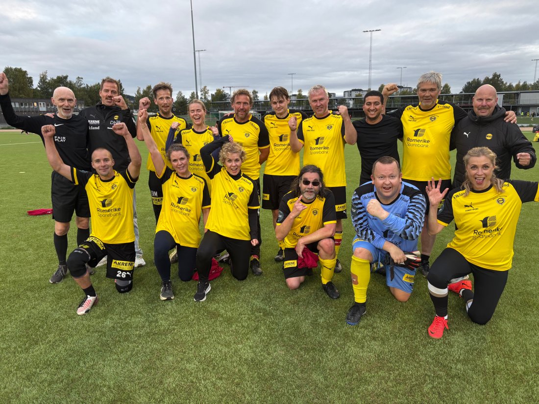Fornøyde gatelagsspillere og konferansedeltakere - side om side i samme drakt.
