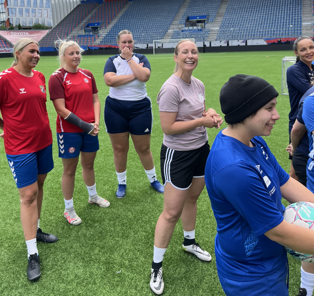 <em>Marianne Solheim, daglig leder i Toppfotball Kvinner, var SÅ glad for å være med på treninga.</em>