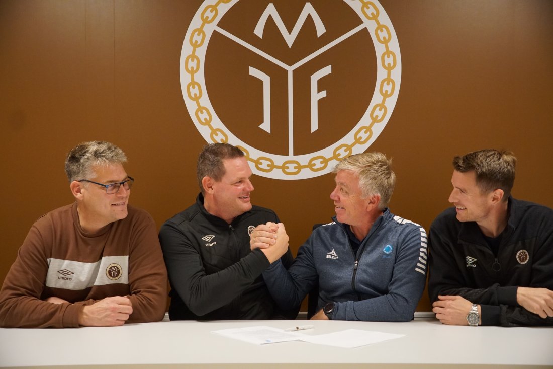 Mjøndalen ønskes velkommen i gatelagsfamilien i Fotballstiftelsen. Fra venstre leder Stian Nedberg og trener Frode Røste, Fotballstiftelsens Arne Knoph og Mjøndalens daglige leder Christian Gauseth. Foto: Martin Kjenaas, Mjøndalen