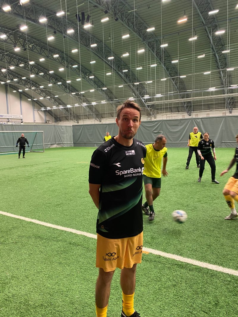 For en som er fra, og har spilt for Tromsø er det ikke bare-bare å ta på seg Bodø/Glimt-drakt, men hva gjør man ikke når man skal delta på gatelagstrening.