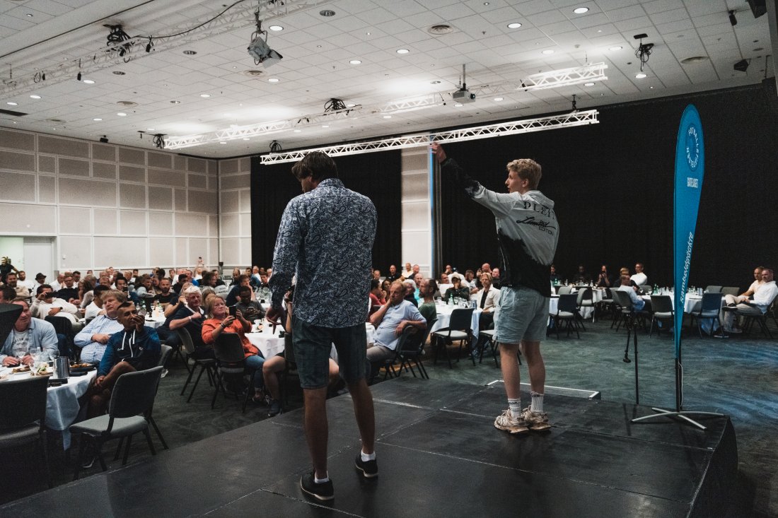 Musikeren Aleksander. Her sammen med Brokeboy på urfremføringen av låta "Samhold på ekte" under banketten på Nasjonal turnering 2023.