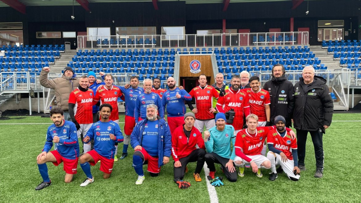 Fornøyde spillere på begge lag etter kampen mellom Lørenskog og Kongsvinger på Rolvsrud.